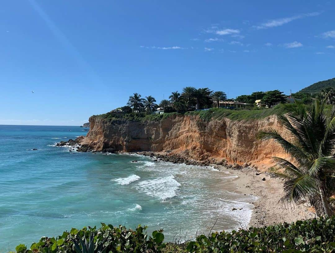 コリー・ロバートソンさんのインスタグラム写真 - (コリー・ロバートソンInstagram)「Our fam goes to the D.R. every summer to visit our Dominican family. A group of kids that we love and have been part of our lives for many years...except for this summer. We were sad, they were sad, another plan cancelled in 2020.   I had the thought though, if we get Covid, get over it and have the antibodies, we’re going. Well, that happened and we went! A silver lining 🤍  It was so much fun to see their smiling faces! To hear first hand how this year has been for them. They aren’t complainers so I had to drag it out of them. They’re still not in physical school. School is done on television, most kids don’t have computers, they are getting by with what they have.  I asked one friend how they had been and again after prying he told me they were in “survival mode.” That was all he had to say. If you’ve ever been to a developing country you know that carries more weight than most of us can understand.   I hadn’t planned to post about this trip. I’m sure I’ll get some negativity, but something that friend said changed my mind. He said, “maybe others will see that you came and know that it’s okay to come here again.”  Many countries around the world depend on tourism for their economy, hotels, small businesses, restaurants, guides, drivers, translators. The plane over to the D.R. is usually filled with Americans, tourists, church groups, etc. this time that wasn’t the case. I saw bus lots full of empty buses, we were the only ones at the hotel.   I’m not really sure what the answer is here. We’re still in the midst of a pandemic, I know. But if you have the antibodies, if you get the vaccine, and can take a trip, go to the D.R. or one of the many countries that depends on your tourist dollars, buy from small businesses on the street and pay extra, tip well. (By the way, I did most of my Christmas shopping at local business here in my hometown in Louisiana. I’m for supporting small businesses wherever you are!)   I know not everyone can or should travel right now, but there are other ways you can make a difference. If you have never participated in year-end giving, 2020 is the year to start!! The needs are greater than ever before. Continued in comments...」12月20日 2時19分 - bosshogswife