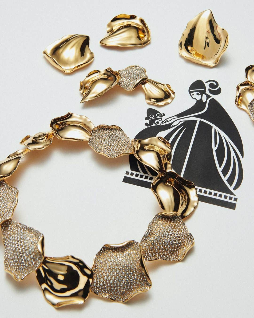 ランバンのインスタグラム：「It is all about sparkling jewelry ! #LanvinGift」