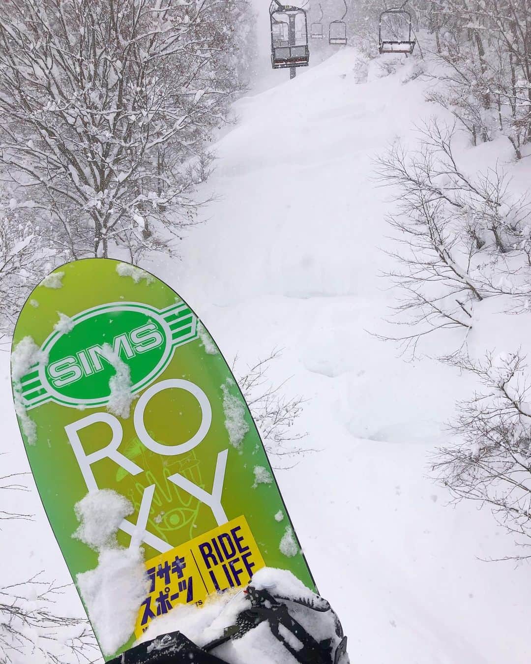 hoshinofumikaのインスタグラム：「大雪の中で❄️ オープンおめでとうございます㊗️ 神立スノーリゾート🏝🏂❤️ 恵の雪で、最高に楽しめました✨ ３時間叫びっぱなしwww レベルに合わせて楽しめるパウダーラン！ 優しくて楽しくて綺麗で便利な 神立スノーリゾート🏝♡ 今年はたくさん遊びに行くし みんなに神立の魅力を発信していきますね😆 声かけてくれ方、一緒に滑れた方 ありがとうー♡ 楽しいを共有できてよかった💓 山で会った時は声かけてください〜♪ 楽しいけど危険も多い今の時期 気を引き締めて、全力で楽しもうね😌❄️ @insta.kandatsu ❤️ . . . .  #snowboarding #snowboard #snow #winter #japan #ootd #スノーボード #スノボ #スノボー #スノボ女子 #スノボ好きな人と繋がりたい #冬 #スキー場 #スキー #神立スノーリゾート #ksr #新潟県湯沢町 #雪国　#神立　#神立スキー場 #大雪 #simsnowgirl #nub」