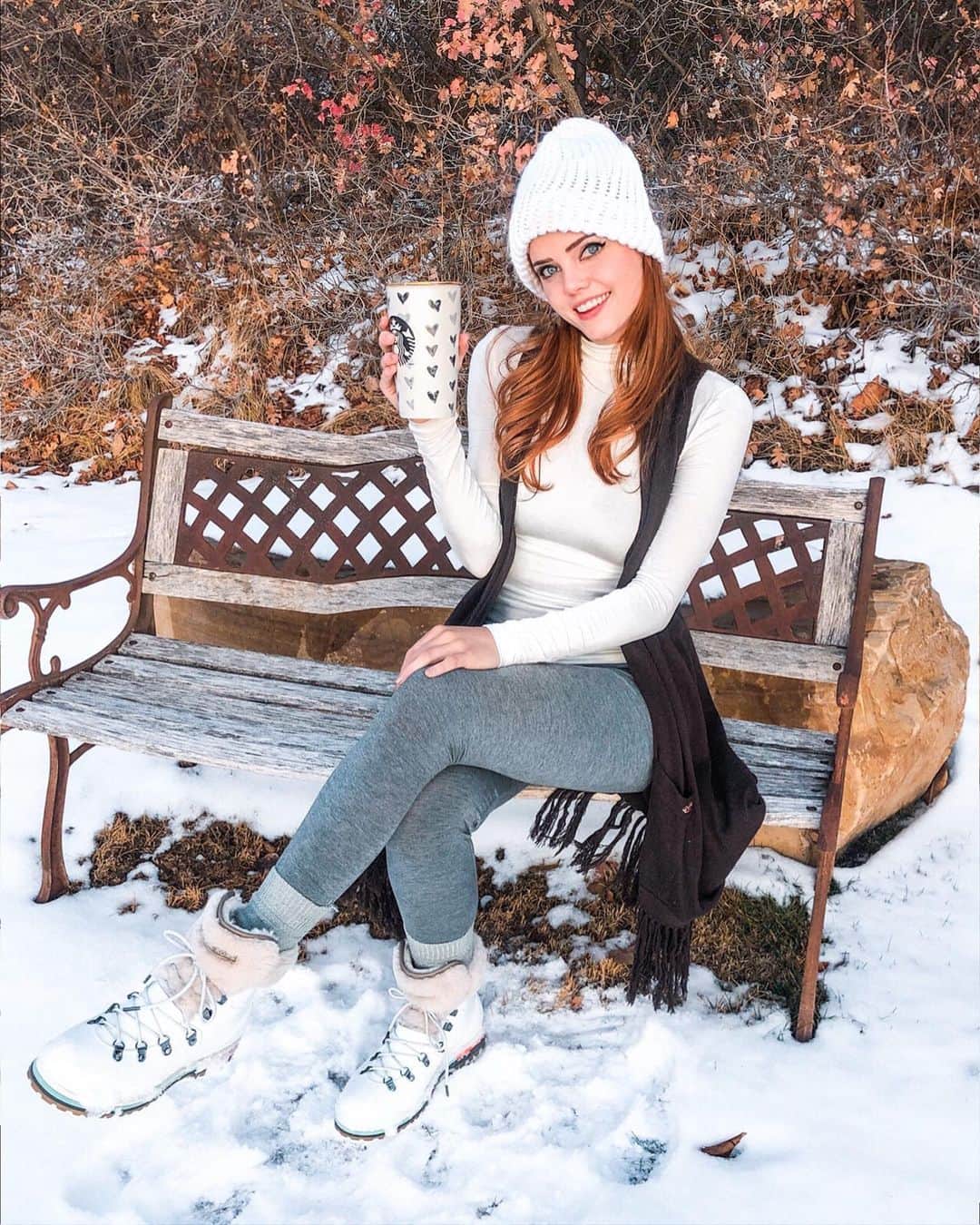 のインスタグラム：「✔️ Snow ✔️ Hot Cocoa ✔️ Cozy Clothes = Christmas is in the air 🎄⛄️🥰  -  💫 My #OOTD is with my fav layers brand @cuddlduds, as they are ridiculously soft! (It feels like I’m wearing the coziest fabrics, like butter! 😅🙈) They’re perfect to layer under your outfit or just as is for a loungewear look! ❤️ 💥 Get yours at @kohls (or link in bio) & thank me later! ☺️ Hope y’all are staying warm, safe, & happy! 🎊😘 #LiveInLayers #CuddlDuds #Kohls #ad」