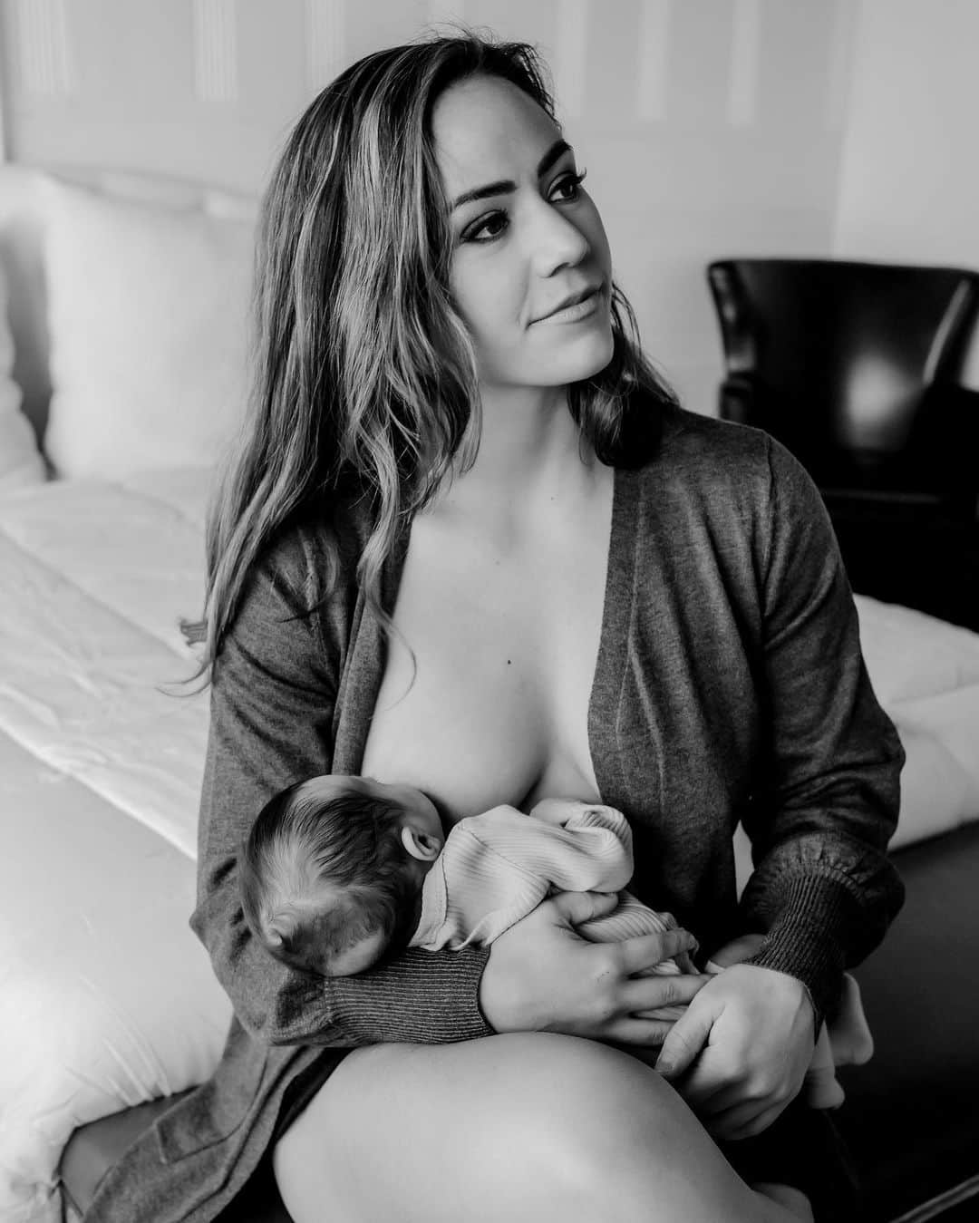 Camille Leblanc-Bazinetさんのインスタグラム写真 - (Camille Leblanc-BazinetInstagram)「This is Hard Work!  “  This is the most challenging and selfless task I’ve ever done! It is a full time job where the only reward is knowing that you are doing your best for your baby.   It doesn’t always work and it can be extremely frustrating and devastating at time.  It seems like the society make it look like it should be so easy to give birth, to breastfeed... to do it all because it is natural. I wish it was shown more how truly hard all of it is. Not only so we can prepare ourself better but also so people around us can understand what moms and new family are going through and have realistic expectations.  I am so proud of being able to breastfeed and me breastfeeding is no judgement on how any women or dad provide for their baby! I am in awww with everyone who just show up for their bundle of love.  Breastfeeding is not for everyone, my mom couldn’t do it and I grew up on formula and I respect and love her for being aware that it was the best option for her and for us ♥️  To all the Mom and Dad I see you and keep being awesome」12月20日 2時37分 - camillelbaz