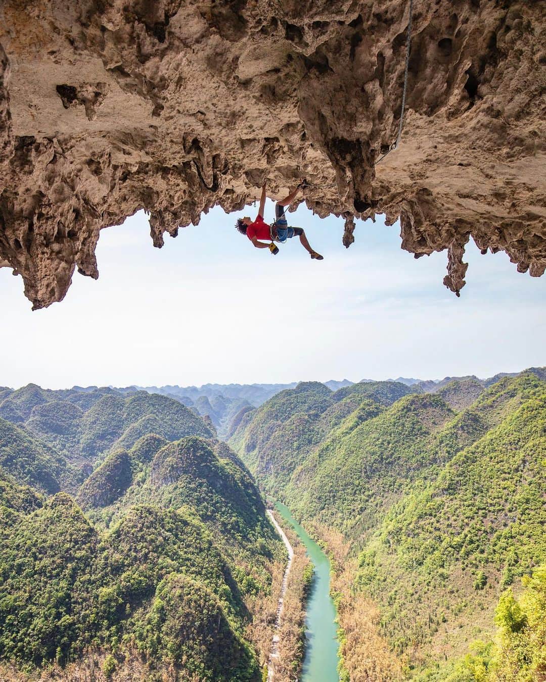 ジミー・チンのインスタグラム：「@alexhonnold defying gravity on the Getu Arch, China. ⁣ @thenorthface」