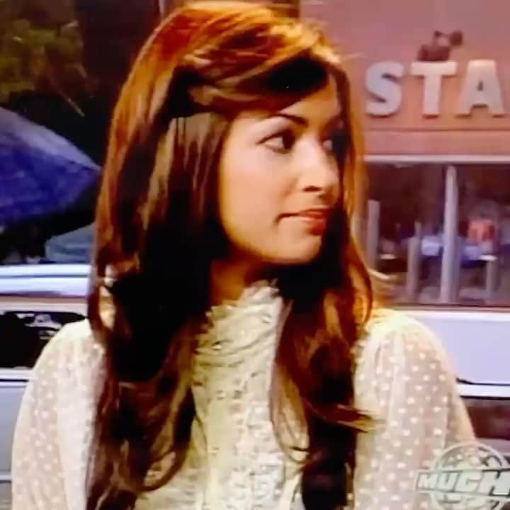 ハンナ・シモンのインスタグラム：「A million years ago when I was a VJ for MuchMusic in Canada, I was a judge on a competition show where bands were just trying to break into the music industry. This clip captures perfectly who I am. If your dress is ugly, I’m not gonna let you walk out the door in it. If your boyfriend is a jerk, I’m gonna buy a lighter and match and tell you to you burn his clothes and if your band sucks I am gonna tell you on national tv. YOU ARE WELCOME, TRICK OF DISASTER I SAID WHAT I SAID.」