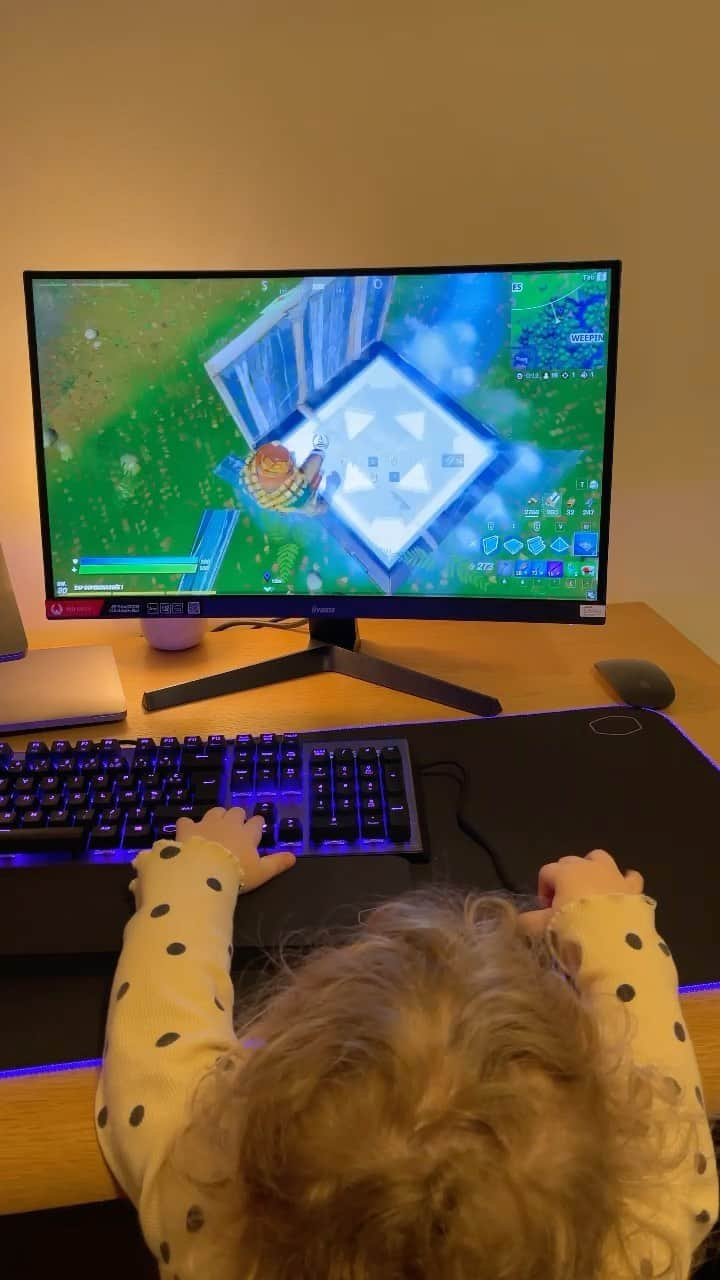 Norman Thavaudのインスタグラム：「Elle bosse ses builds sur Fortnite 😂」