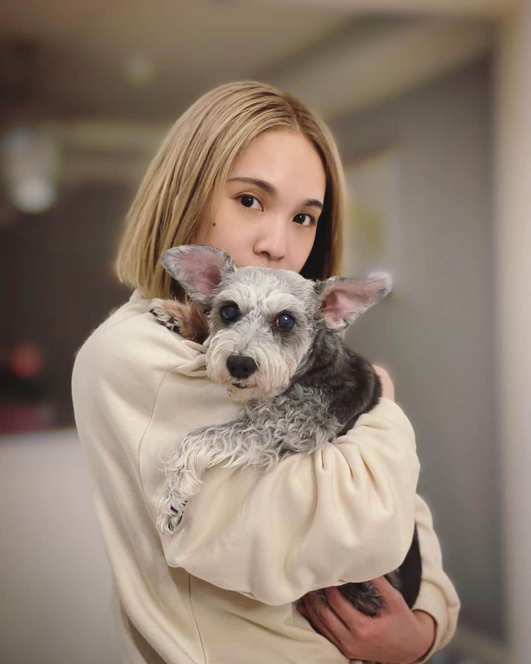 レイニー・ヤンさんのインスタグラム写真 - (レイニー・ヤンInstagram)「🧡 夜深了 有感而發 我的寶貝女兒 最近比較會乖乖給我抱 雖然很開心 但我知道 是因為她年紀大了比較怕冷 所以在我身上取暖很舒服 不然年輕時的Yumi 才不屑我的懷抱咧  #雪納瑞 #母女 #很害怕她漸漸變老 #很害怕失去的那天」12月20日 2時42分 - rainie77
