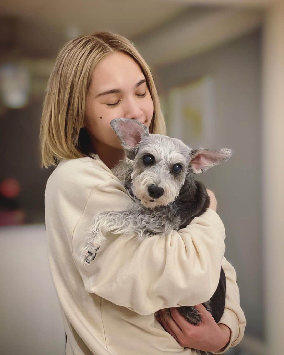 レイニー・ヤンさんのインスタグラム写真 - (レイニー・ヤンInstagram)「🧡 夜深了 有感而發 我的寶貝女兒 最近比較會乖乖給我抱 雖然很開心 但我知道 是因為她年紀大了比較怕冷 所以在我身上取暖很舒服 不然年輕時的Yumi 才不屑我的懷抱咧  #雪納瑞 #母女 #很害怕她漸漸變老 #很害怕失去的那天」12月20日 2時42分 - rainie77