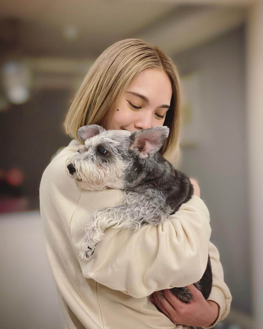 レイニー・ヤンさんのインスタグラム写真 - (レイニー・ヤンInstagram)「🧡 夜深了 有感而發 我的寶貝女兒 最近比較會乖乖給我抱 雖然很開心 但我知道 是因為她年紀大了比較怕冷 所以在我身上取暖很舒服 不然年輕時的Yumi 才不屑我的懷抱咧  #雪納瑞 #母女 #很害怕她漸漸變老 #很害怕失去的那天」12月20日 2時42分 - rainie77