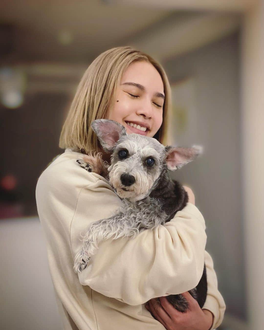レイニー・ヤンさんのインスタグラム写真 - (レイニー・ヤンInstagram)「🧡 夜深了 有感而發 我的寶貝女兒 最近比較會乖乖給我抱 雖然很開心 但我知道 是因為她年紀大了比較怕冷 所以在我身上取暖很舒服 不然年輕時的Yumi 才不屑我的懷抱咧  #雪納瑞 #母女 #很害怕她漸漸變老 #很害怕失去的那天」12月20日 2時42分 - rainie77