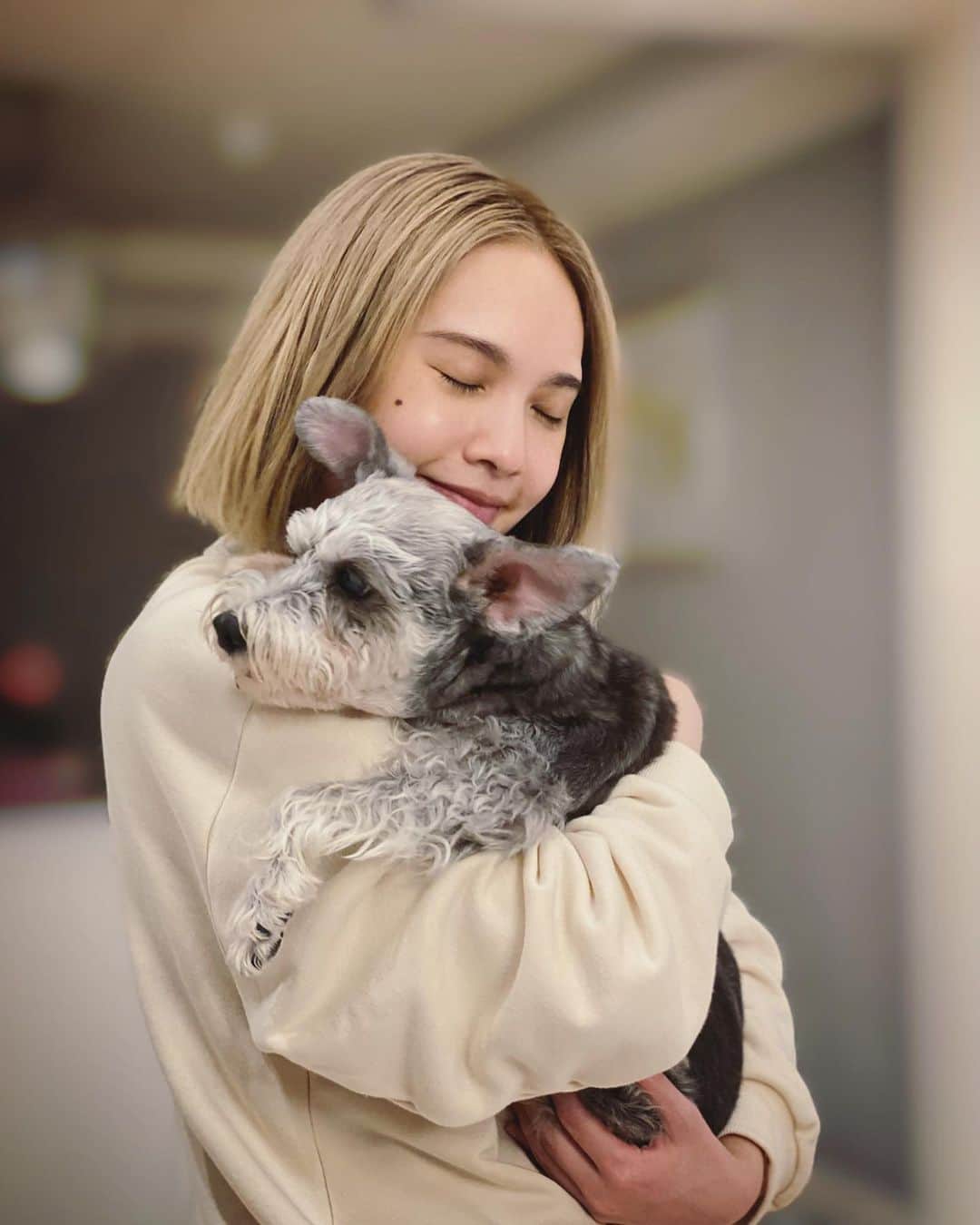 レイニー・ヤンのインスタグラム：「🧡 夜深了 有感而發 我的寶貝女兒 最近比較會乖乖給我抱 雖然很開心 但我知道 是因為她年紀大了比較怕冷 所以在我身上取暖很舒服 不然年輕時的Yumi 才不屑我的懷抱咧  #雪納瑞 #母女 #很害怕她漸漸變老 #很害怕失去的那天」