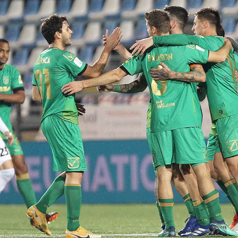 ミケーレ・カンポレーゼのインスタグラム：「👍🦎 #Vittoria#SerieB#EntellaPordenone #ramarri#footballplayers#MC31」