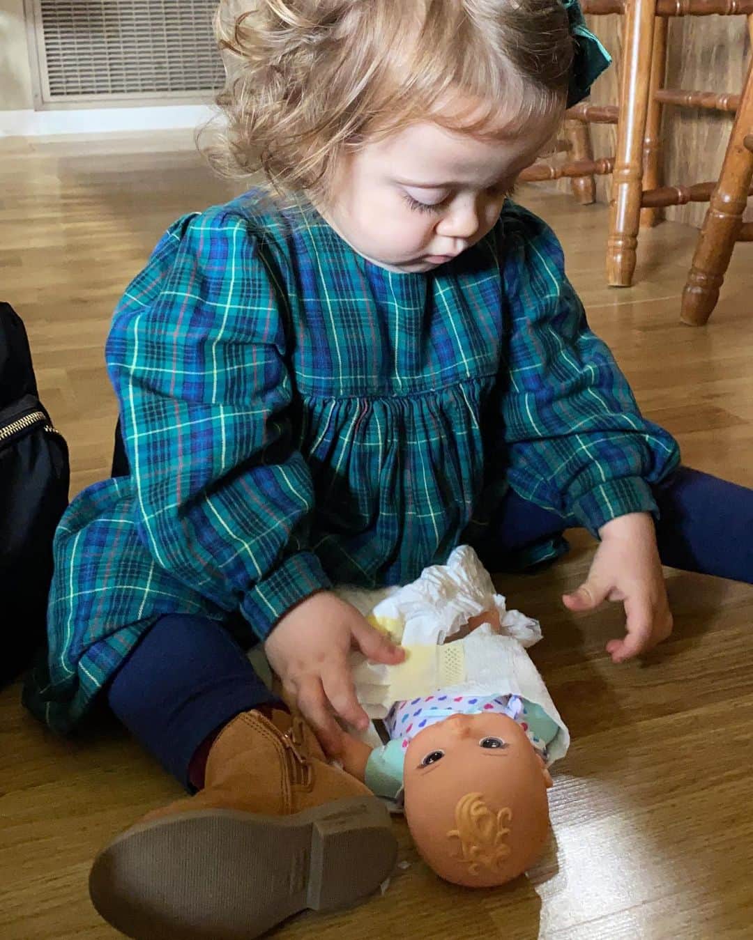 ジェッサ・ダガーさんのインスタグラム写真 - (ジェッサ・ダガーInstagram)「Throwback to this adorable pic from Thanksgiving! Grandma had given her a new baby doll, and she was determined to fit it into one of her own diapers. 😁」12月20日 2時46分 - jessaseewald
