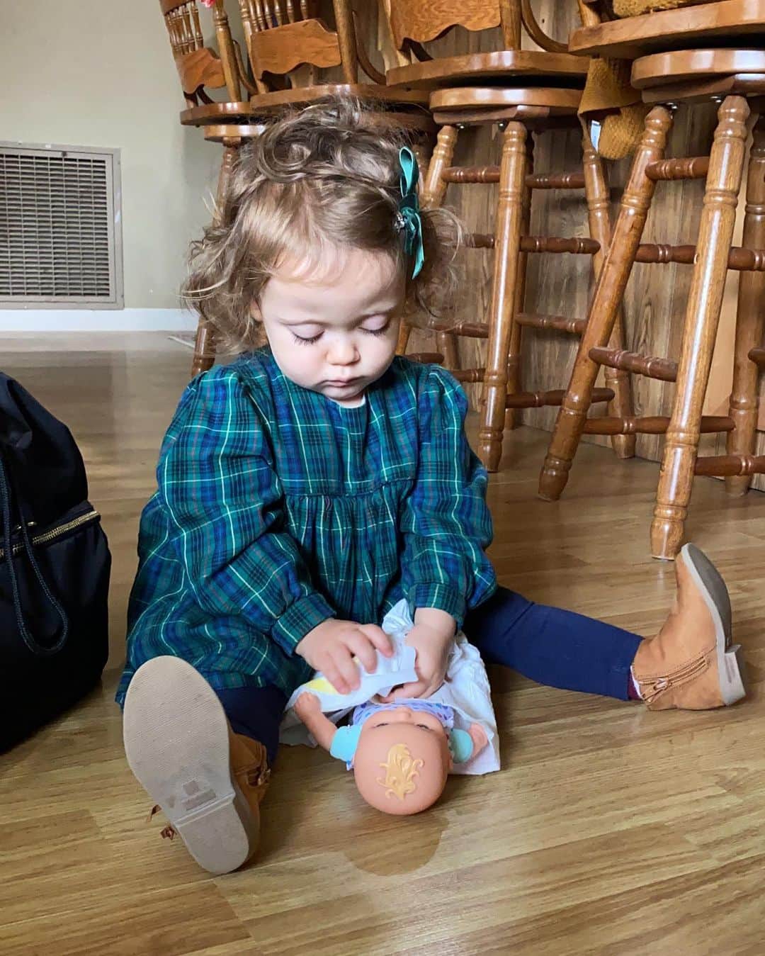 ジェッサ・ダガーのインスタグラム：「Throwback to this adorable pic from Thanksgiving! Grandma had given her a new baby doll, and she was determined to fit it into one of her own diapers. 😁」