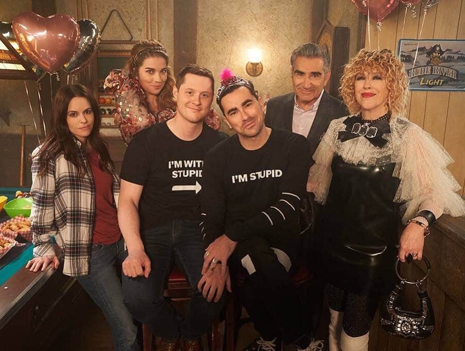 E! Onlineさんのインスタグラム写真 - (E! OnlineInstagram)「#SchittsCreek may have ended but fear not, she hath risen. 25 secrets about the show, including which celeb the story was based on, which scene they had to drink Prosecco to get through, et cetra, are at the link in our bio. (📷: Pop TV)」12月20日 2時46分 - enews