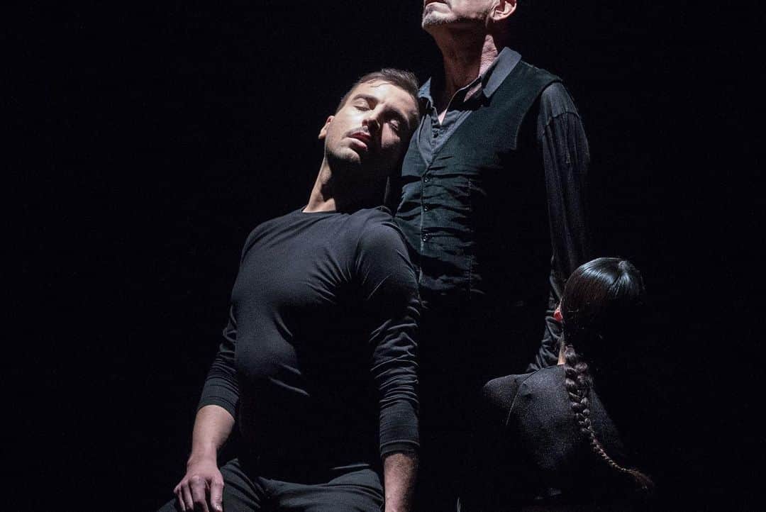 DeFlamenco.comさんのインスタグラム写真 - (DeFlamenco.comInstagram)「Javier Latorre, El Morente que no cesa  Por @gomezgufi   Ya en la portada de nuestra web deflamenco.com   https://www.deflamenco.com/revista/resenas-actuaciones/javier-latorre-el-morente-que-no-cesa.html  📷 @manjavacas.flamenco   #flamenco #deflamenco #fotoflamenco #baileflamenco #SumaFlamenca #flamencomadrid   @ciamarcoflores @karenlugo.7 @analatorre.7 @culturacmadrid」12月20日 2時52分 - deflamenco