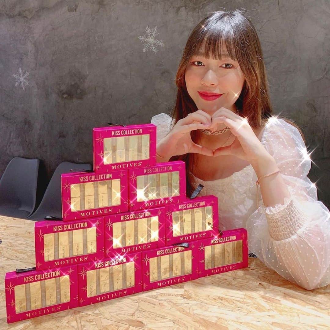 Motives Cosmeticsさんのインスタグラム写真 - (Motives CosmeticsInstagram)「Who else wants to be on Phoebe’s nice list?! 💋She’s stocked up and ready for the holidays!  Are you?   Shop Holiday Kiss Collection and more stocking stuffers at motivescosmetics.com✨」12月20日 2時53分 - motivescosmetics