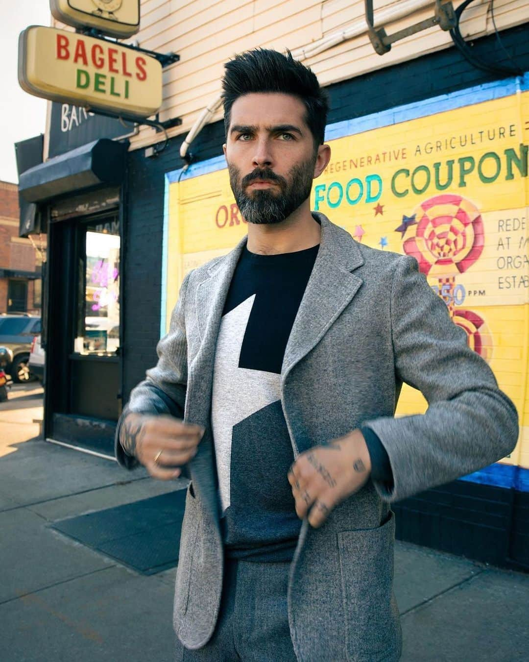 カナーリのインスタグラム：「@chrisjohnmillington steps into a search of urban beauty while going around New York. #Canali1934 #ChasingBeauty #CanaliFW20」