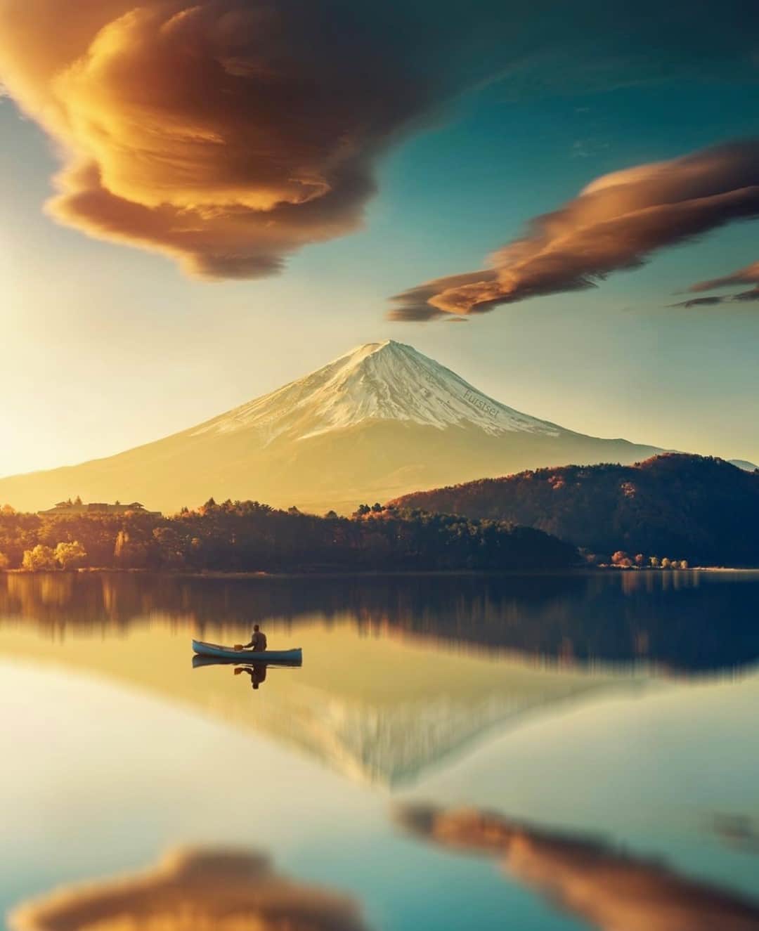 Earth Picsさんのインスタグラム写真 - (Earth PicsInstagram)「Golden hour over Mt. Fuji 🗻Tag someone you would like to enjoy this view with! Photo by @furstset」12月20日 3時00分 - earthpix