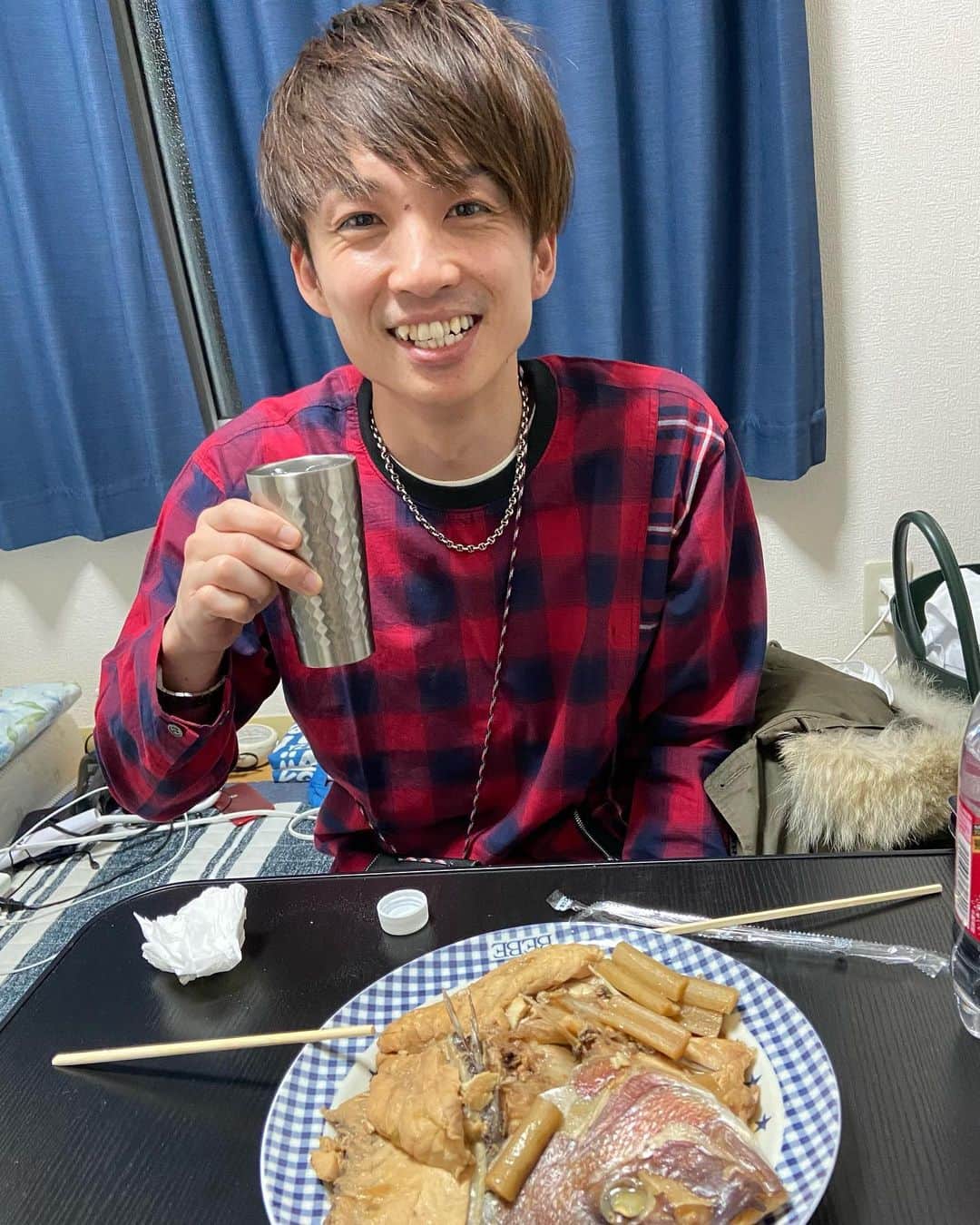 岡下雅典のインスタグラム：「鯛のあら炊き作ったらゆずるのおじきが家に来てくれたで❤️ 肩にかけてる謎のポーチずっとかけてたで❤️ 死ぬほど家に酒置いていってくれた❤️ 好き好き❤️❤️」