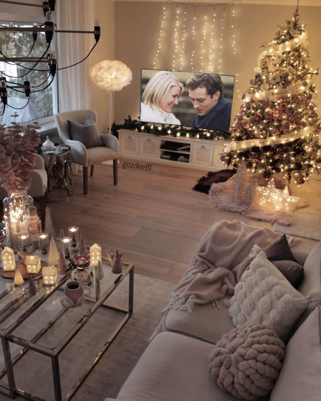 Crazy Roomsのインスタグラム：「Most coziest time of the year🥰 What is your fav #Christmas movie! ft @gozdee81」