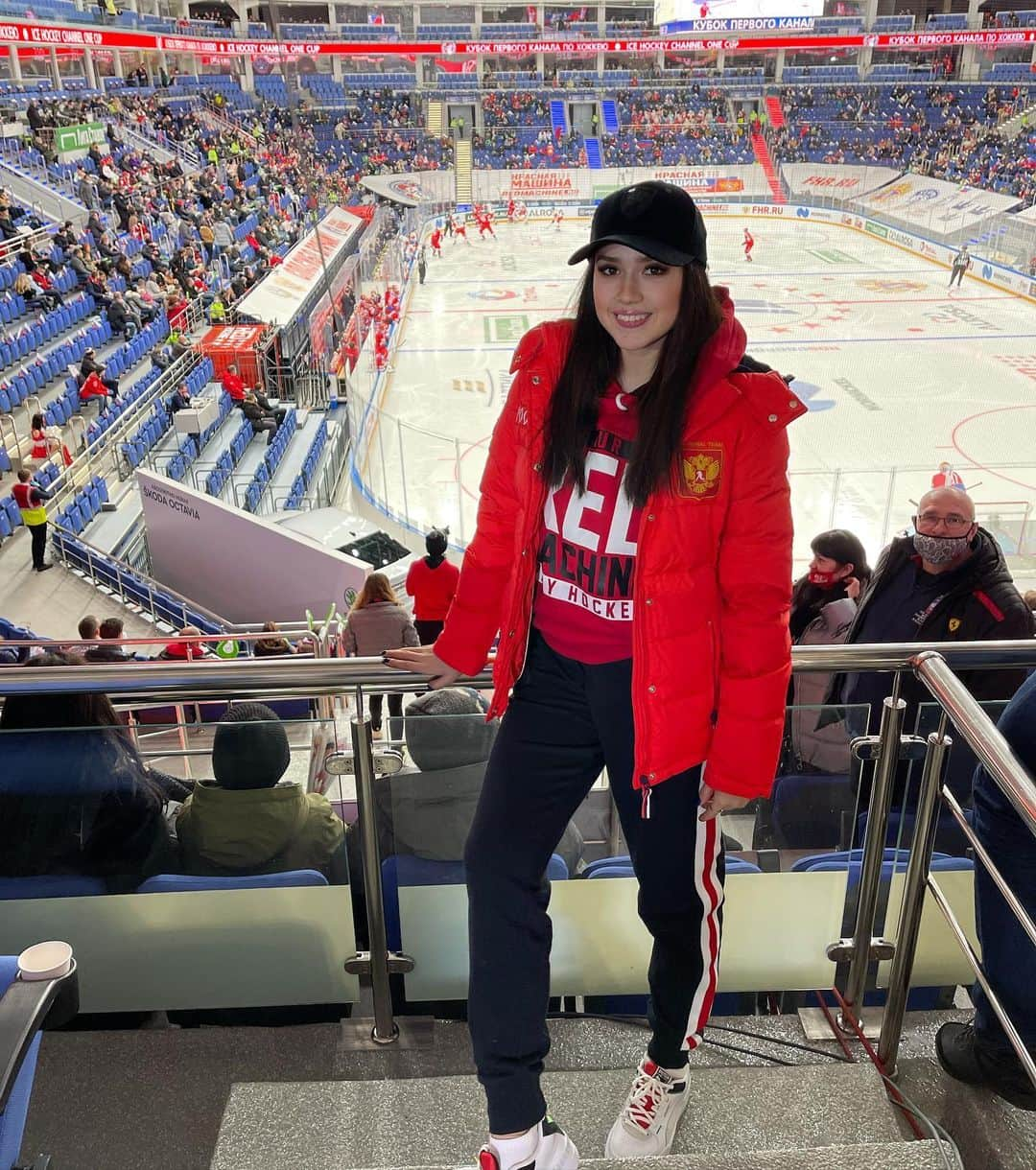 アリーナ・ザギトワさんのインスタグラム写真 - (アリーナ・ザギトワInstagram)「🏒🏒⛸🏒🏒 Сегодня получила невероятное удовольствие от посещения матча сборной России по хоккею на Кубке Первого канала! ТАКИЕ эмоции!!! 👍💥 Просто, классссс 🤩. Поздравляю российскую команду с сегодняшней победой ! Вперёд! 🔝Так держать! 💪  Спасибо организаторам за приглашение - Федерации Хоккея России @russiahockey и Первому каналу @1tv . Было супер интересно 💣💥. #хоккей #hockey #сборнаяроссии #кубокпервогоканала #2020 #ура #вперёд#россиявмоемсердце」12月20日 3時17分 - azagitova