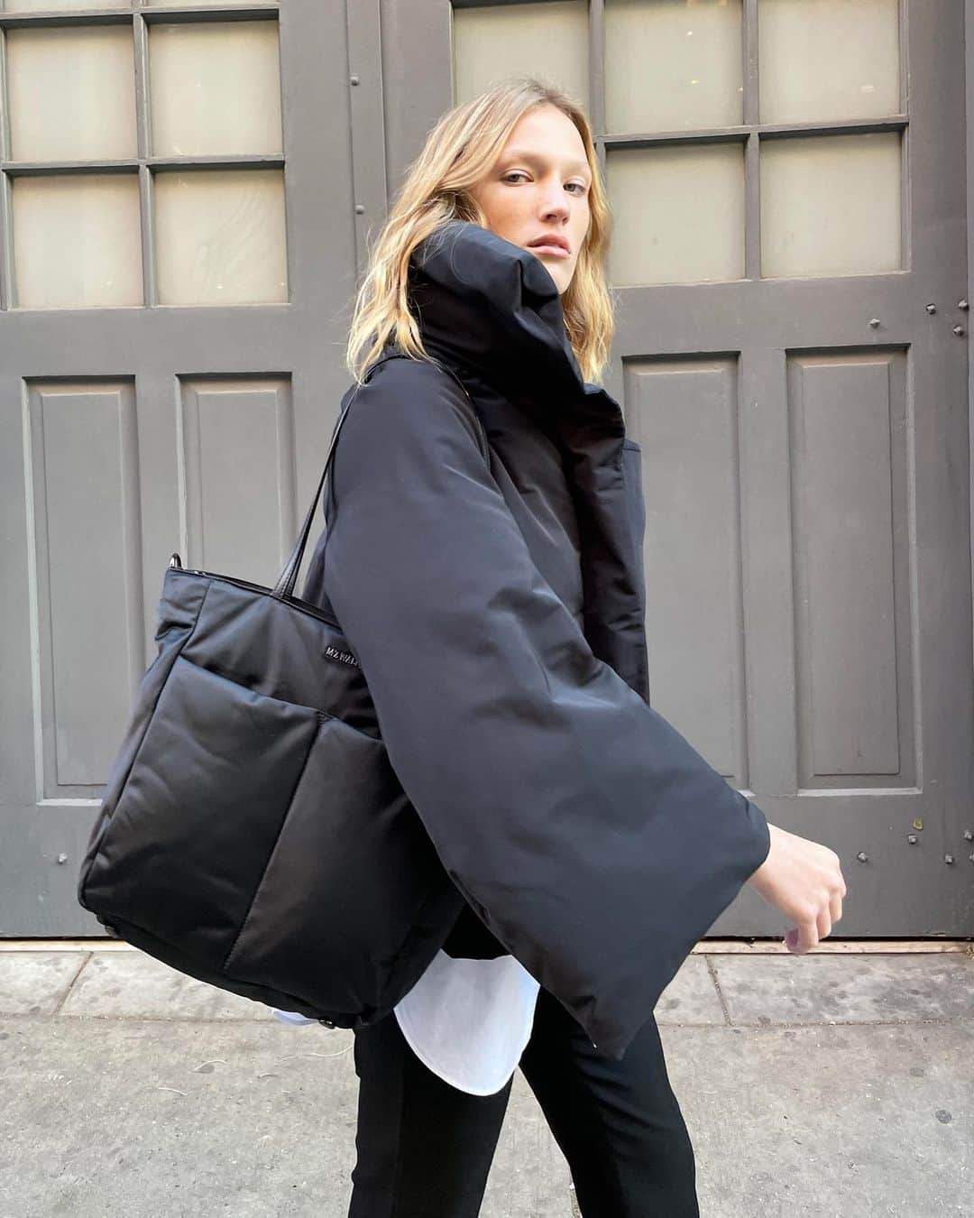 MZウォレスのインスタグラム：「Design. Test. 🔁. That's our process to make sure every last detail is just right (like the straps on our Bowery Quatro Tote, which we designed to fit comfortably over even the puffiest of puffers.)  ⠀⠀⠀⠀⠀⠀⠀⠀⠀ Photo: @giddy.ny  Model: @kate_michauddd」