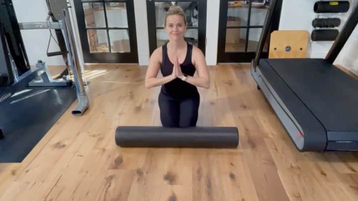 リース・ウィザースプーンのインスタグラム：「Some of y’all are doing a Run/Walk Challenge with me this month. Still time to join us if you feel inclined. I thought I would share my daily roll out routine courtesy of @kadeefit 🏃🏼‍♀️ (Because it’s important to stretch!)😁 Hope you have a great workout!」