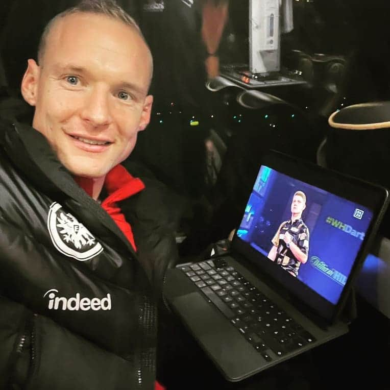 セバスティアン・ローデのインスタグラム：「Auf geht's, Nico!👌💪 Viel Erfolg beim Auftaktmatch! 🎯🌎 #DartsWM #NicoKurz #dazndarts @nicokurz.official」