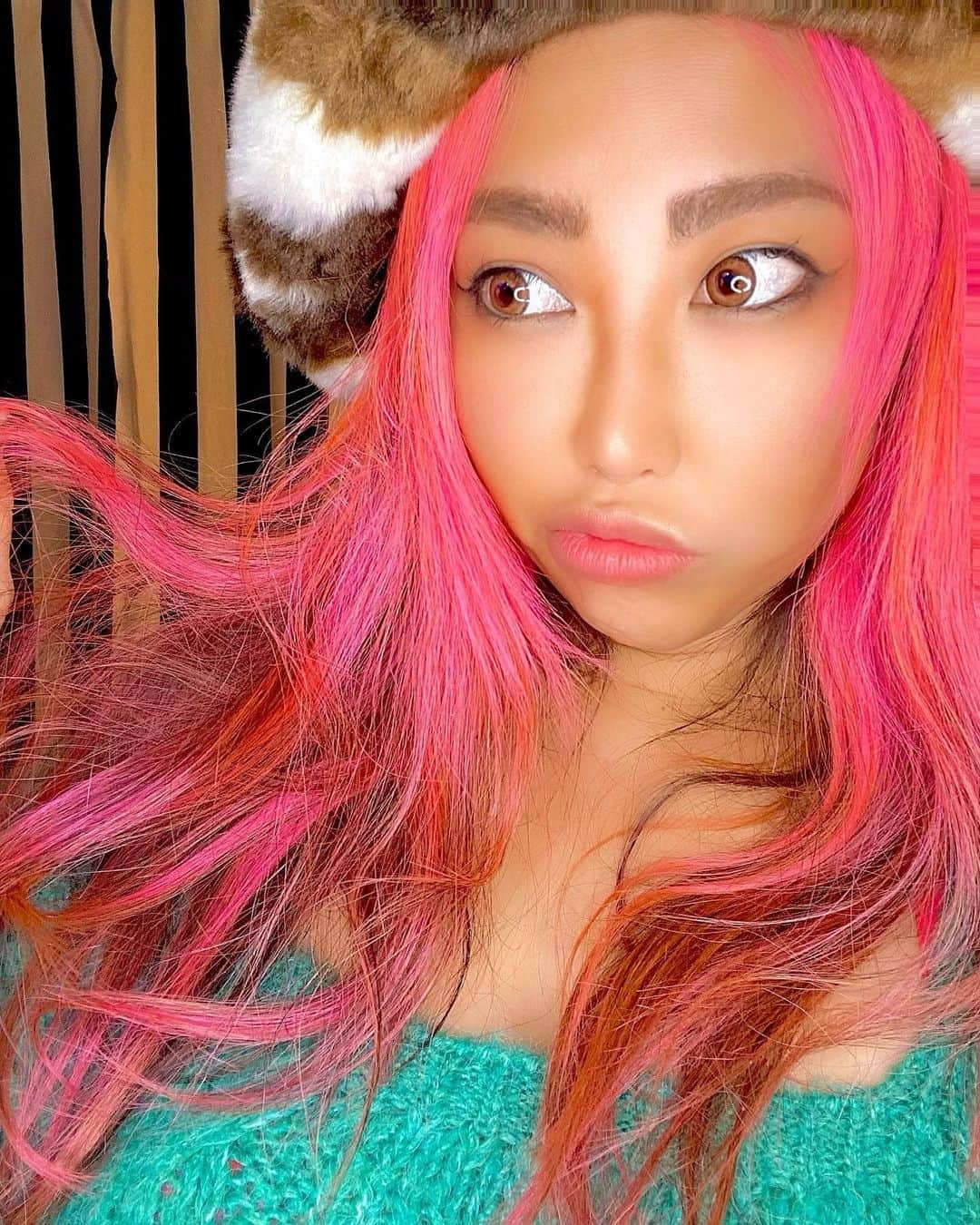 Britney TOKYOさんのインスタグラム写真 - (Britney TOKYOInstagram)「マツエクが残り3本くらいになっちゃった😩 LAはパーソナルケア(ヘアサロンもネイルもマツエクも)またクローズになっちゃったし、レストランも持ち帰りのみ。もちろんバーもクローズだから年末年始はお家でゆっくり🏠だね✨ あ〜日本帰りたいなぁ🇯🇵」12月20日 3時40分 - britneytokyo