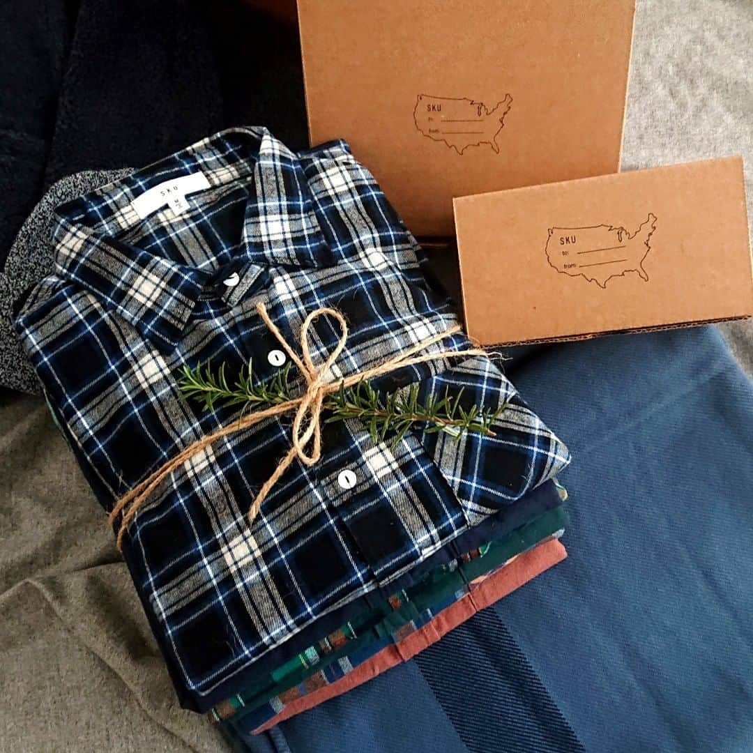 セーブカーキのインスタグラム：「SKU Flannel Shirts are modern in fit and super soft to touch.  Discover it in solid or  pattern.   Feel this bundle of softness this holiday. . . . . .#savekhakiunited .#madeincalifornia .#bundleofsoftness  .#flannel」