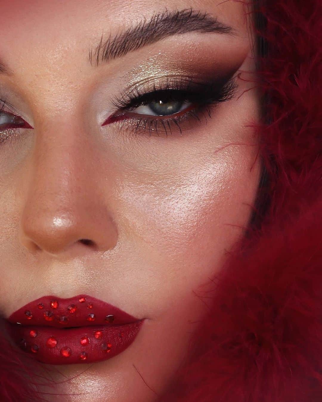 Anastasia Beverly Hillsさんのインスタグラム写真 - (Anastasia Beverly HillsInstagram)「Santa, Baby 🎅 @ohhmels has just been crowned the 👑 queen 👑 of holiday glam with this look featuring the #AnastasiaBeverlyHills Soft Glam Palette, Loose Glitter in ⭐️ Star Power, Brow Pen in Dark Brown, Brow Powder Duo in Medium Brown and our Liquid Lipstick (as eyeliner) in Sarafine 💄   #anastasiabeverlyhills #anastasiabrows」12月20日 3時33分 - anastasiabeverlyhills