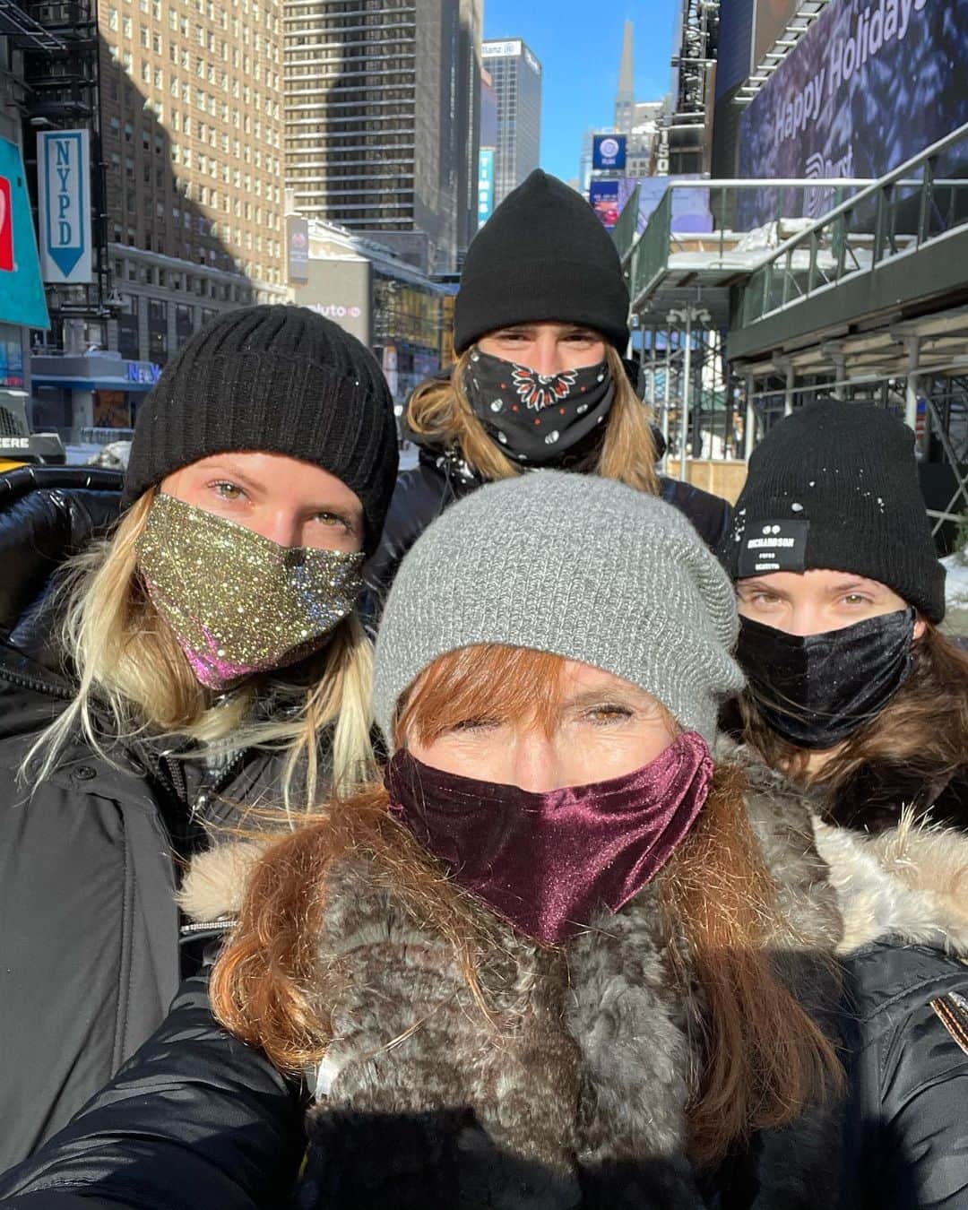 ニコールミラーのインスタグラム：「Masked up!」