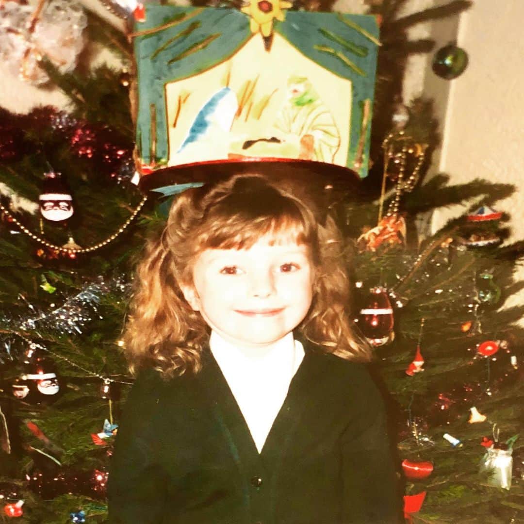 リトル・ブーツのインスタグラム：「Me with a nativity scene made out of a Kellogg cornflakes box on my head. Thanks mum. But have you listened to my Christmas song yet ?? 🎄」