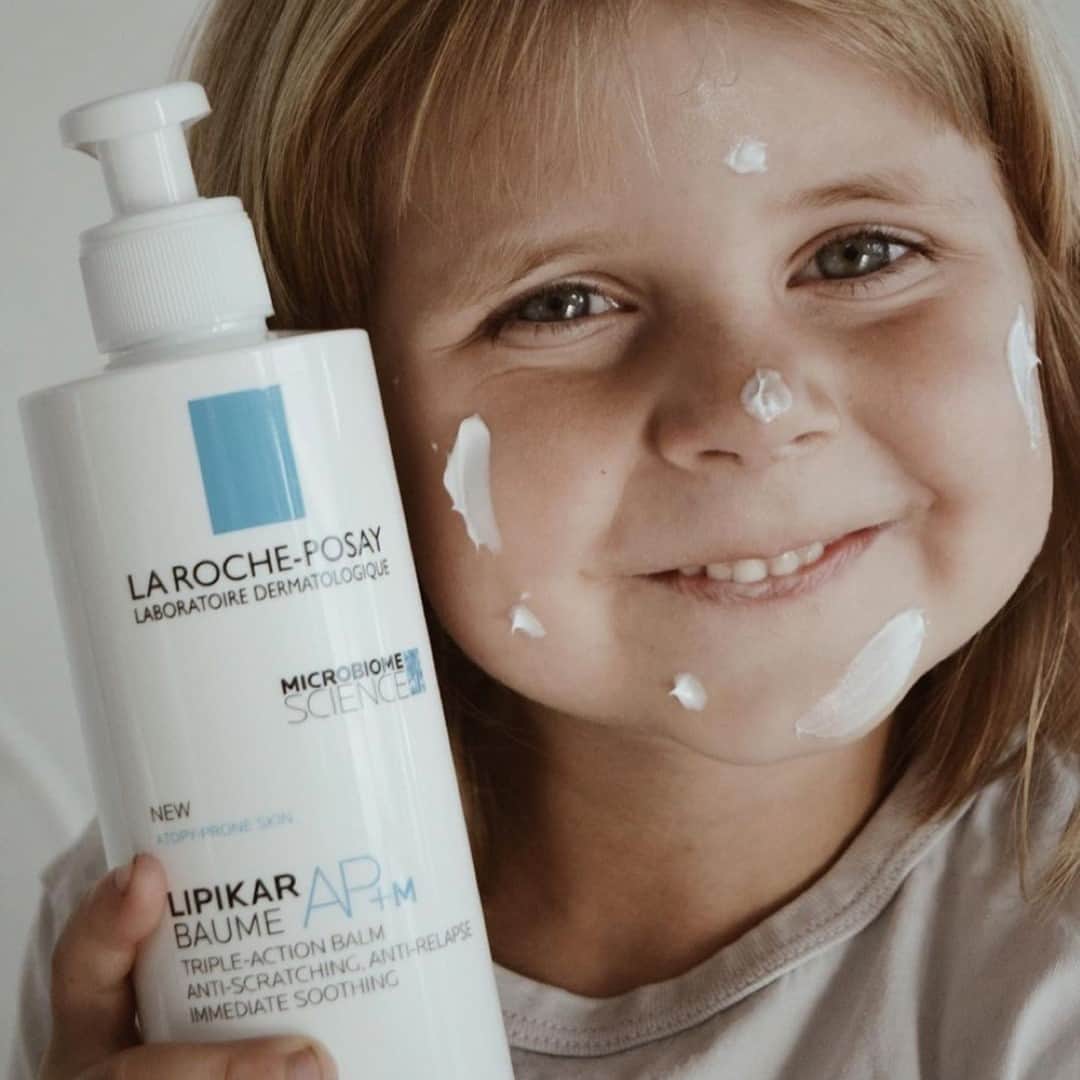 La Roche-Posayさんのインスタグラム写真 - (La Roche-PosayInstagram)「Taking care of your eczema-prone skin can be fun, even at an early age! When we teach our kids how to apply emollient, twice a day, we’re motivating them to develop a routine and good skin habits for the future. Your children will love to become autonomous with Lipikar AP+M! 💙  All languages spoken here! Feel free to talk to us at any time. #larocheposay #lipikar #eczemaproneskin #bestronginside #LifeChangingDermatology Global official page from La Roche-Posay, France」12月20日 3時58分 - larocheposay