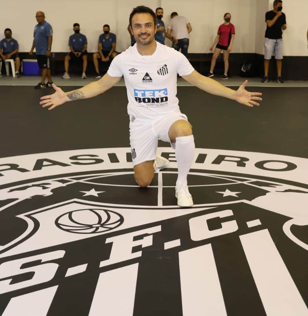 アレッサンドロ・ローザ・ヴィエイラのインスタグラム：「O ginásio do @santosfc tem meu nome 😢😢, vocês tem noção disso? #QuadraReiFalcao   Mais um dia especial na minha vida profissional, quando imaginaria um clube do tamanho do Santos, me valorizar tanto e sempre...  Obrigado presidente @orlando.rollo e meu parceiro de sempre @hanieissa e também todo conselho do clube pela aceitação 100%!  @lilifariav Como é bom ter esses momentos ao seu lado!  @santosfc “Orgulho que nem todos podem ter”   @tekbond_oficial   Fotos @fernandaluzfoto」