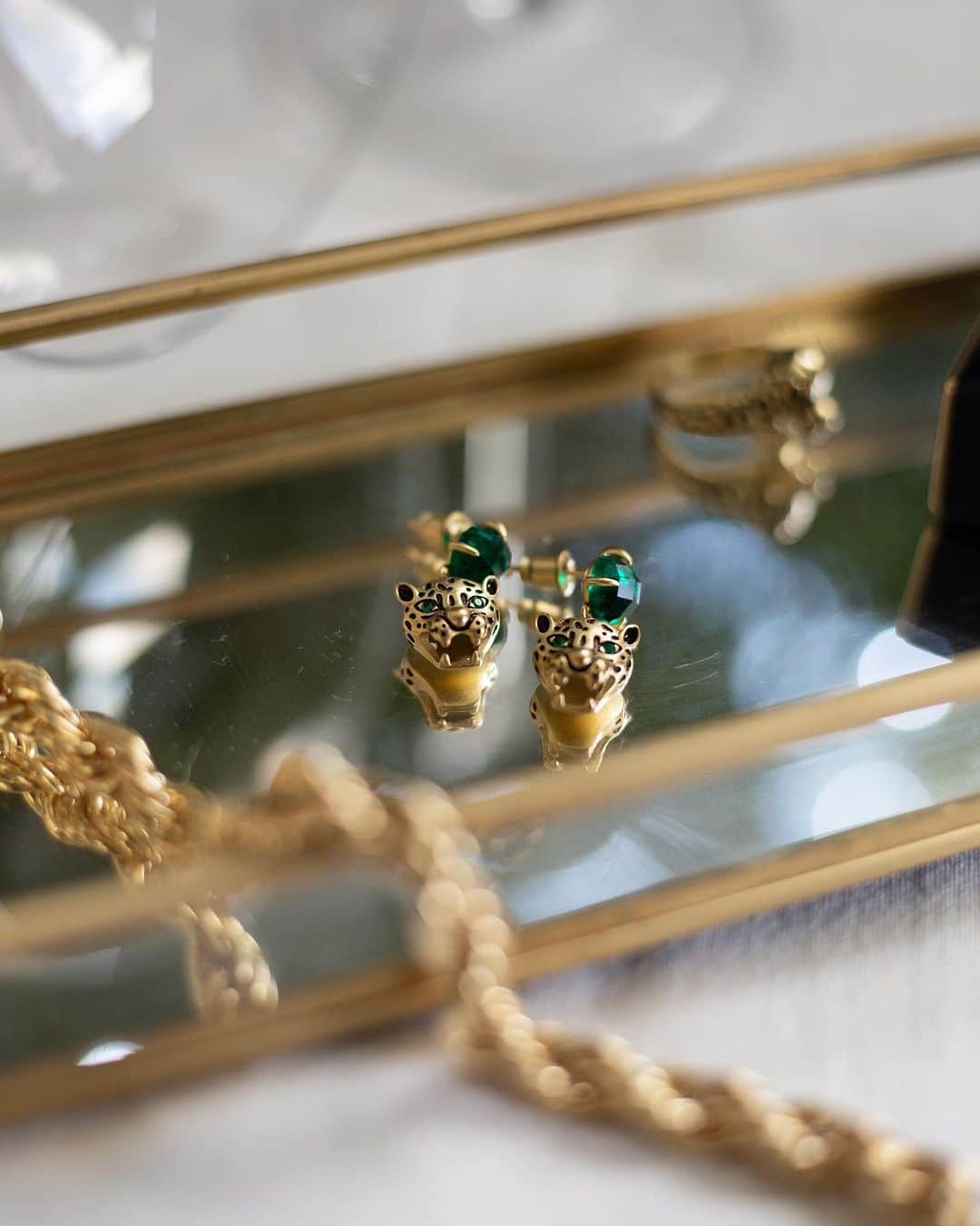 オレリアさんのインスタグラム写真 - (オレリアInstagram)「Hints of emerald and golden tones mean Christmas is just around the corner...🎄⁠⠀ 📸: @jennanicholls ⁠⠀ Tap the link in bio to shop.⁠⠀ #OreliaJewellery」12月20日 4時05分 - oreliajewellery