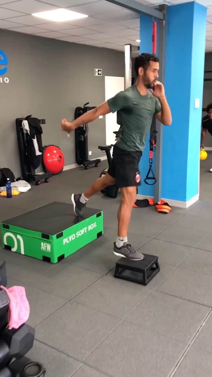 フェルナンド・ティッソーネのインスタグラム：「Una nueva semanita que se termina entrenando a full con @batallani y los chicos de @trainmestudio ⚽️💪🏽」