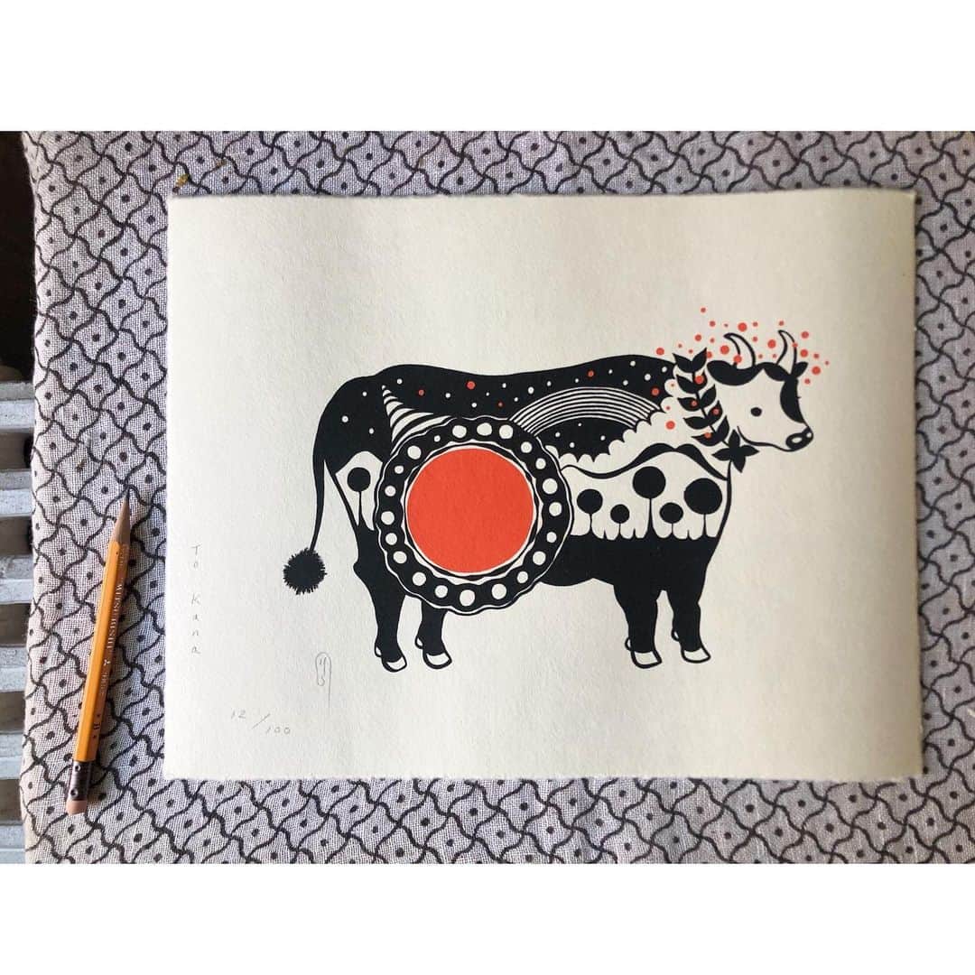 下條ユリさんのインスタグラム写真 - (下條ユリInstagram)「もーもーママさん隊 🤍Troops of #mama 🐄🐄🐄🐄🐄  For the last eight years #YuriShimojo_zodiacs  prints have been self published in her signature #SUMIandSHU style ( black and cinnabar ink) to celebrate the New Year. Get your 2021 Holy Mama Cow to save your soul !   🖤$150 🧡Limited Edition of 100 🖤8.5  X 11 inches （21.5 X 28 cm) 🧡Hand pulled Silkscreen Print on Hand deckled Torinoko Washi Japanese paper by the master printmaker #KeigoPrints NY 🖤Signed and numbered by artist  🧡Special personalization available as complimentary gift. If you want yours or loved one’s name written in English or in Japanese (2nd pic) just let me know. Yes FREE w Love  🖤 FREE USPS Priority Mail shipping to the continental US.  Delivery dates are not guaranteed, but USPS tracking number will be issued.    yuri@yurishimojo.com or DM me  🧡@praise.shadows.art  shop will carry soon 🐄🐄🐄🐄🐄🐄🐄 🖤yuri@yurishimojo.com for the International shipping.  🇯🇵日本国内は @saikocamera  鹿児島 @tsubi_1  京都ホホホ座へ  🖤Mama Cow Takes Us Over the Rainbow🧡  ・ ・ ・  #YearOfTheOX  #Zodiacs #丑年 #2021 #2009 #1997 #1985 #1973  #1961  #1949 #1937 #1925  #1913  #HolyCow   #YuriShimojo_editions  #YuriShimojo  #下條ユリ　 #下條ユリ干支画  #ScreenPrinting #SilkScreen #FineArtEditions  #Printmaking」12月20日 4時15分 - yurishimojo