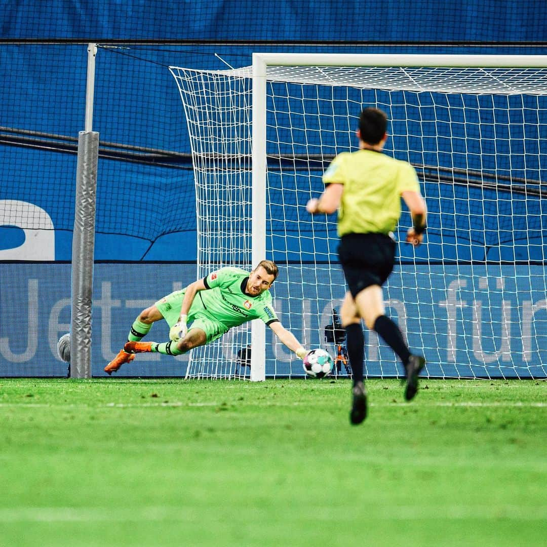 バイエル・レバークーゼンさんのインスタグラム写真 - (バイエル・レバークーゼンInstagram)「Strong save! @lhradecky keeps us in the game. 👐  #B04FCB #StärkeBayer」12月20日 4時07分 - bayer04fussball