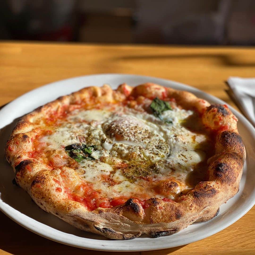 ロシアン佐藤さんのインスタグラム写真 - (ロシアン佐藤Instagram)「この前たぴちゃんとランチした時の。 TOMMYにオススメしてもらったピザ屋さんに2ヶ月越しくらいで行けた！  イタリアのピザっぽくて美味しかった。 もちもち。  1人1枚食べるすたいる。  #六本木 #六本木ランチ #ピザ #イタリアン #freys」12月20日 4時12分 - i_am_hito.chin