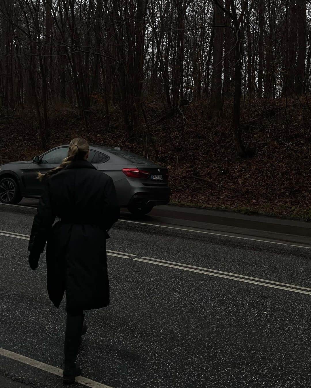 Mathilde Goehlerさんのインスタグラム写真 - (Mathilde GoehlerInstagram)「Rainy days can be just as beautiful 🤍 warm porridge in the forest, long walks and talks with @sophiegoehler and I couldn’t ask for more.. ps having a fun time with the sound of video number four 🥲😂」12月20日 4時12分 - mathildegoehler