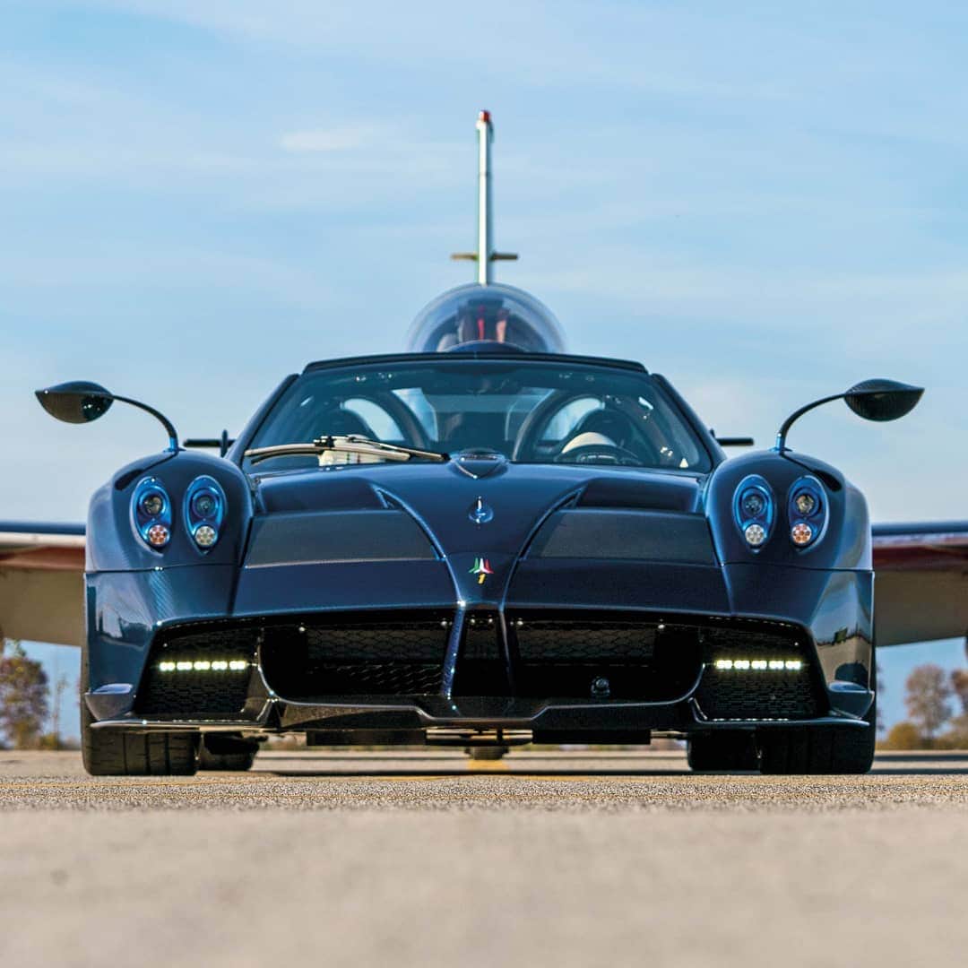 パガーニ・アウトモビリのインスタグラム：「Impetuous as a jet!   Horacio Pagani has always been inspired by jet-fighters in designing his creatures. The Huayra Tricolore 100% depicts this concept: the more pronounced front splitter has a completely new aerodynamic profile ensuring maximum downforce. The new front bumper with side extractors maximizes the efficiency of the intercooler and ensures adequate heat exchange for the powerful Pagani V12, necessary to achieve top performance.   Read more on our website or click the link in bio!  #pagani #huayra #huayratricolore #freccetricolori #AeronauticaMilitare #aviation #ItalianAirForce」
