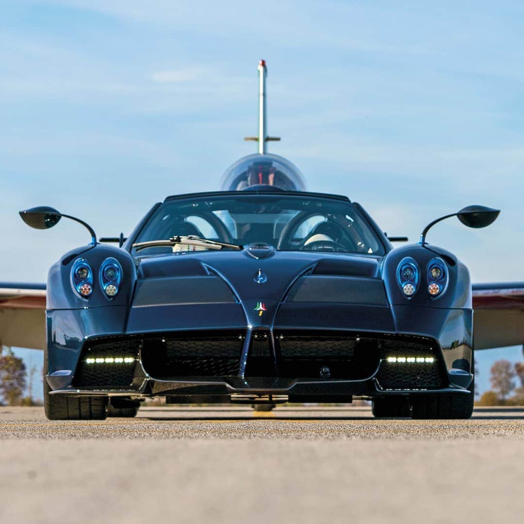 パガーニ・アウトモビリさんのインスタグラム写真 - (パガーニ・アウトモビリInstagram)「Impetuous as a jet!   Horacio Pagani has always been inspired by jet-fighters in designing his creatures. The Huayra Tricolore 100% depicts this concept: the more pronounced front splitter has a completely new aerodynamic profile ensuring maximum downforce. The new front bumper with side extractors maximizes the efficiency of the intercooler and ensures adequate heat exchange for the powerful Pagani V12, necessary to achieve top performance.   Read more on our website or click the link in bio!  #pagani #huayra #huayratricolore #freccetricolori #AeronauticaMilitare #aviation #ItalianAirForce」12月20日 4時13分 - paganiautomobili