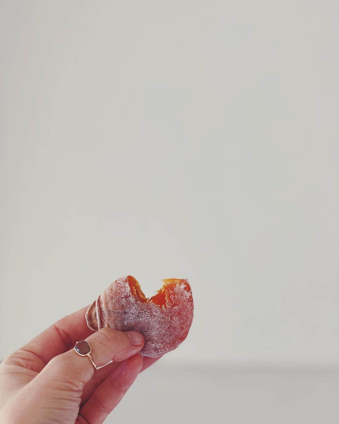 白澤貴子さんのインスタグラム写真 - (白澤貴子Instagram)「My favorite one of winter dried fruits.  もう10年近くお世話になっている @ryopei にお裾分けしてもらった手づくり市田柿があまりにも美味しくて。  フルーツと無添加ナッツが主食の私には嬉しすぎるお土産。  もっと食べたい気持ちをグッとおさえ、少しずついただくことがまた贅沢な気持ちになれて嬉しい毎日。」12月20日 9時46分 - takakoshirasawa