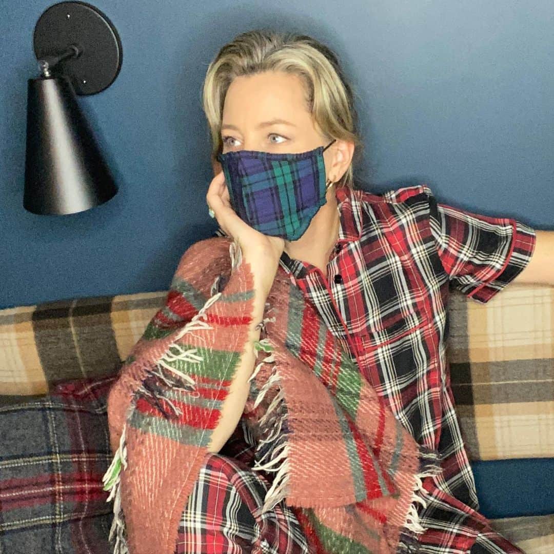 エリザベス・バンクスさんのインスタグラム写真 - (エリザベス・バンクスInstagram)「#plaid to see you. Did I mention I’m Scottish? #tistheseason #saturdayvibes #alldayPJs #maskup」12月20日 9時47分 - elizabethbanks