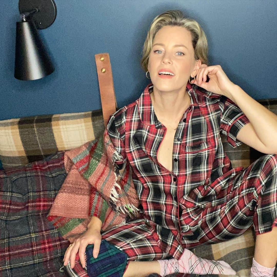 エリザベス・バンクスさんのインスタグラム写真 - (エリザベス・バンクスInstagram)「#plaid to see you. Did I mention I’m Scottish? #tistheseason #saturdayvibes #alldayPJs #maskup」12月20日 9時47分 - elizabethbanks