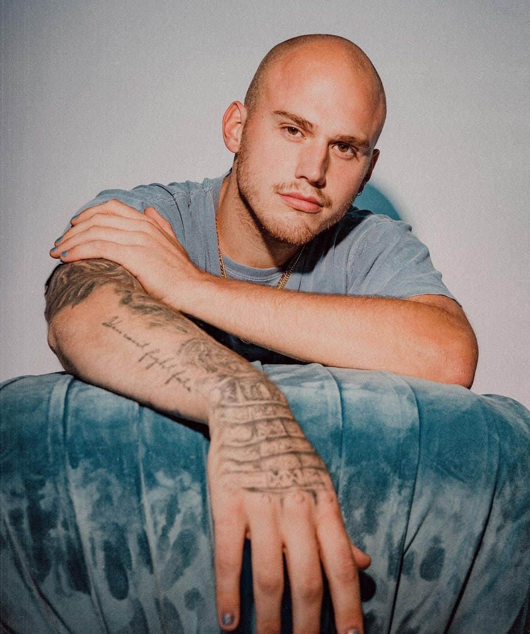 ブランドン・シェイアのインスタグラム：「wow y’all really streamed “truth” 13,000 times in two days & I went from 55k monthly listeners on Spotify to 82k in a week. Thanks you for showing me so much love. It’s been really fun releasing music without expectation & just doing what I love. Be prepared for A LOT more at the top of January & the rest of forever. He is NOT stopping y’all. Link in my bio 🖤」