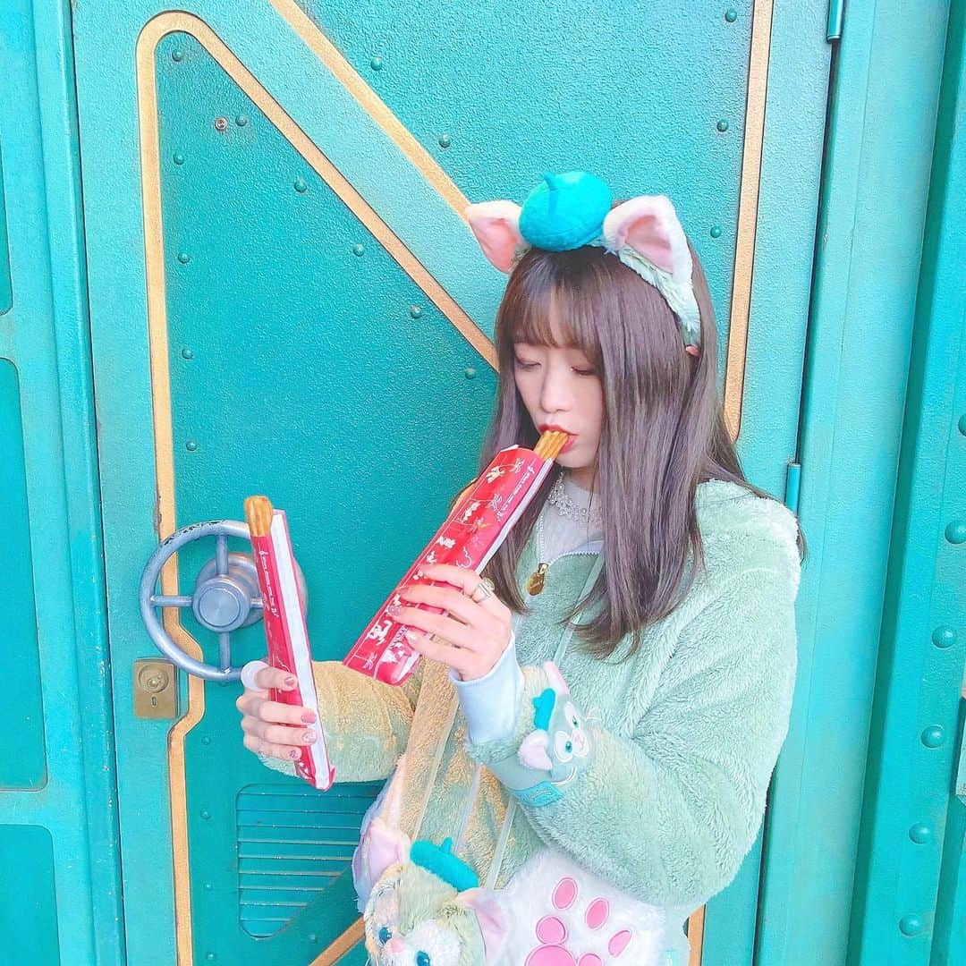 Kanaさんのインスタグラム写真 - (KanaInstagram)「ㅤ ㅤ 2年ぶりにジェラのパーカー着て 丁度チュロス食べたから ふたりで2年前の再現した😂🙌🏻 ㅤ 1枚目が今回、 2枚目が2018年🐈❕ ㅤ ㅤ こう比べると髪伸びたなぁ〜！ 私とまなの髪型が ちょうど逆になってて笑った 私たちいつも逆の髪型してる👯‍♀️💭 ㅤ ㅤ ㅤ ㅤ ㅤ ㅤ ㅤ ㅤ ㅤ ㅤ #kana_disney #kana_disneybound ㅤ ㅤ #東京ディズニーリゾート #東京ディズニーシー #ディズニーシー #ディズニーバウンド #ジェラトーニバウンド #ディズニーコーデ #ダッフィーフレンズ #ジェラトーニ #チュロス #tokyodisneyresort #tdr #tokyodisneysea #tds #gelatoni #duffyandfriends #disneybound #gelatonibound」12月20日 9時44分 - kalnnas2