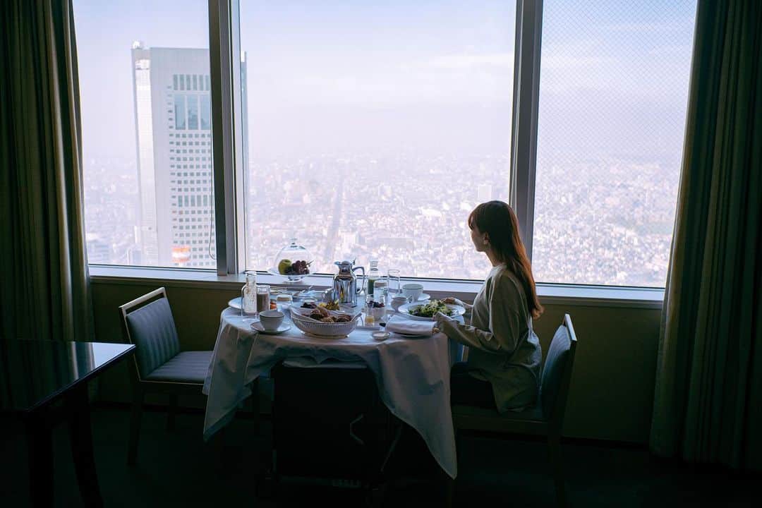 haru wagnusさんのインスタグラム写真 - (haru wagnusInstagram)「morning mood in Park Hyatt Tokyo room 50 floor ㅤㅤㅤㅤㅤㅤㅤㅤㅤㅤㅤㅤㅤ ㅤㅤㅤㅤㅤㅤㅤㅤㅤㅤㅤㅤㅤ 朝起きてぼーっと窓の外を見る。誰もが体験するホテルの朝。そんな朝にルームサービスの朝食で彩りを添え、50階のルームからの景色にまた心揺らす。 ㅤㅤㅤㅤㅤㅤㅤㅤㅤㅤㅤㅤㅤ #parkhyatttokyo  #worldofhyatt」12月20日 9時46分 - wagnus