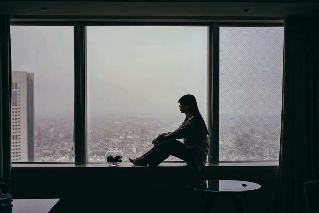 haru wagnusのインスタグラム：「morning mood in Park Hyatt Tokyo room 50 floor ㅤㅤㅤㅤㅤㅤㅤㅤㅤㅤㅤㅤㅤ ㅤㅤㅤㅤㅤㅤㅤㅤㅤㅤㅤㅤㅤ 朝起きてぼーっと窓の外を見る。誰もが体験するホテルの朝。そんな朝にルームサービスの朝食で彩りを添え、50階のルームからの景色にまた心揺らす。 ㅤㅤㅤㅤㅤㅤㅤㅤㅤㅤㅤㅤㅤ #parkhyatttokyo  #worldofhyatt」