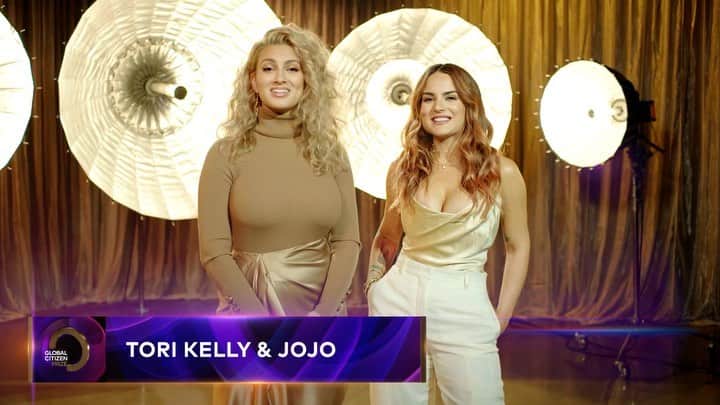 トーライ・ケリーのインスタグラム：「TONIGHT! performing '(you make me feel like) a natural woman' w/ @iamjojo during #gcprize on @nbc at 8/7 !! ✨💫had so much fun singing this one together」
